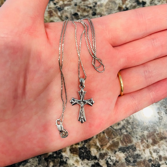 Beautiful 14K White Gold Crucifix Pendant & 1mm White Gold Box Chain - Picture 3 of 6